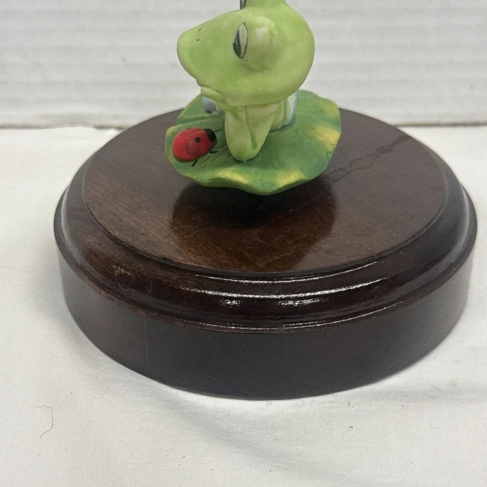 Green Frog On Wood Base Music Box Plays Teach The World To Sing Rotating